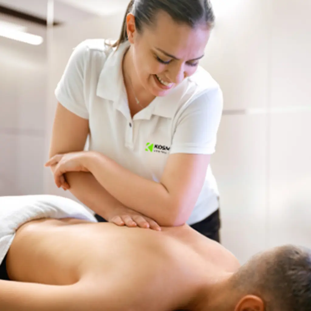 Persona che riceve un massaggio professionale su lettino