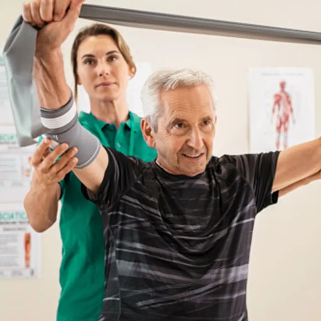 Persona che riceve un massaggio professionale su lettino